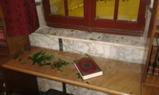  بالصور: مجهولون يلقون حجارة تجاه مسجد حسن بك وأضرار في الواجهة والنوافذ